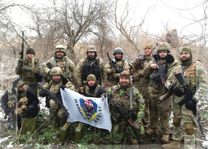 VIDEO. Fost ministru al Apărării din Georgia s-a alăturat Ucrainei în războiul contra Rusiei. El a venit pregătit cu un lansator de rachete antitanc de ultimă generație