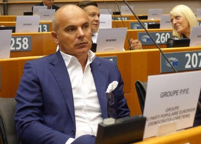 Rareș Bogdan: "Unele politici europene i-au adus în pragul infarctului pe fermieri! Nu-i pui pe fermieri să crească viermi și gândaci! Viitoarea Politică Agricolă Comună este crucială!"