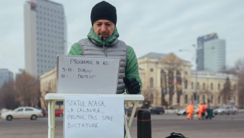 Se întorc protestatarii din 2017 în Piața Victoriei! Andrei Roșu a revenit în fața Guvernului: „Ăștia nu mai au erecție decât atunci când dau un tun, cand le spune șoferul (care conduce o limuzina cumpărată din bani publici) „Să trăiți!” sau când îi laudă un jurnalist cumpărat”