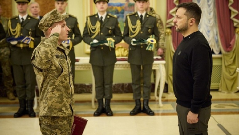 Doi militari din nordul Bucovinei au primit certificate de conferire a unor apartamente de la președintele ucrainean Volodimir Zelenski. În total, au fost înmânate 30 de certificate. Pentru ce merite sunt oferite
