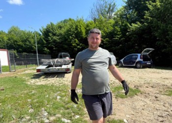 Un viceprimar de la AUR a comis un grav accident de circulație cu mașina primarului, coleg de partid, și a încercat apoi să mușamalizeze nenorocirea. Rănit serios, bărbatul a mințit la spital că a căzut „din picioare” în vreme ce colegii de partid curățau, ilegal, locul accidentului