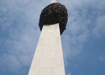 PETIȚIE pentru Firea: Relocați ”Cartoful Găurit”! BATJOCOREȘTE memoria martirilor uciși în '89. Maidanul din centrul Capitalei