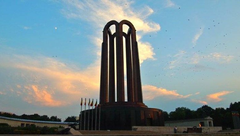 Primarul PSD-ist Daniel Băluță insistă că mausoleul genocidarului Gheorghiu-Dej e ”o bijuterie de arhitectură”. Pionierii, criminalii și partidul