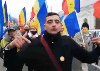VIDEO Legea în România nu e pentru toți, nici pentru AUR. Jandarmeria îl protejează pe George Simion, cel care a organizat un marș fără "botniță" de Ziua Națională, la Alba Iulia