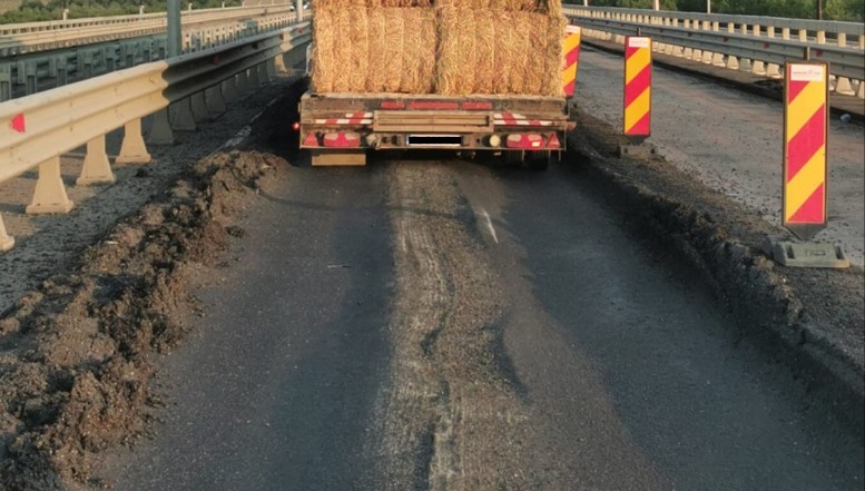 VIDEO. Dezastrul de la Transporturi ia amploare. După apariția imaginilor cu nenorocirea de pe Podul de la Brăila, CNAIR anunță triumfalist „„Webuild reface asfaltul!”, în vreme ce incompetentul Grindeanu tace mâlc / PODUL.ro a anticipat încă de acum trei ani că podul va avea probleme serioase. Pe ce ne-am bazat