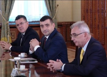Dezvăluiri din culisele votului pentru guvernul lui Adrian Veștea. Consultant politic: „Simion voia să treacă Guvernul Veștea, dar a fost oprit de Petrișor Peiu și Dan Dungaciu. Și președintele a rămas pe poziții și nu a susținut Guvernul Veștea cu AUR”