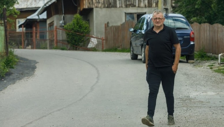 Alegătorii din Șotrile-Prahova au votat din nou pentru primarul-porno. Edilul, ex-PSD, a sedus o copilă de 13 ani, iar când aceasta a vrut să pună capăt relației a șantajat-o cu înregistrări pornografice