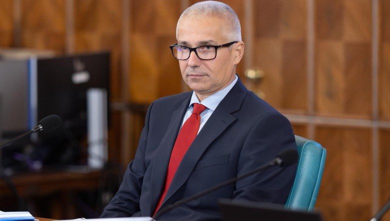 Emilia Șercan: „Ministrul Justiției, Radu Marinescu, a plagiat 140 de pagini din cele 247 ale tezei sale de doctorat în Drept”. „Adică mai mult de jumătate”. În loc să-și dea demisia, plagiatorul are o reacție publică virulentă, acuzând că dezvăluirile jurnalistei sunt „pline de contradicții” și „calomnii”