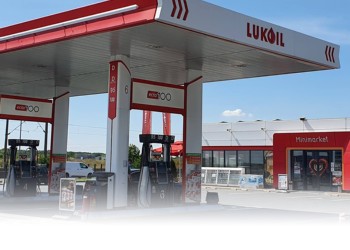 Duplicitate ticăloasă! În plin război, banca de stat românească EximBank s-a oferit să finanțeze Lukoil, care și așa încasa zeci de milioane de euro de la alte instituții de stat. Ministere, primării, consilii și regii din România au achiziționat cantități industriale de carburanți de la compania acuzată că a livrat kerosen pentru avioanele de luptă rusești