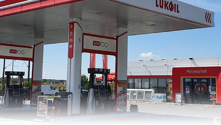 Duplicitate ticăloasă! În plin război, banca de stat românească EximBank s-a oferit să finanțeze Lukoil, care și așa încasa zeci de milioane de euro de la alte instituții de stat. Ministere, primării, consilii și regii din România au achiziționat cantități industriale de carburanți de la compania acuzată că a livrat kerosen pentru avioanele de luptă rusești