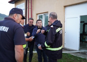 VIDEO. Președintele CJ Suceava, Gheorghe Șoldan, spune că acțiunea propagandistică a suveraniștilor de la Broșteni a provocat oprirea temporară a acțiunii profesioniste de decolmatare a gospodăriilor. „Așteptăm să se elibereze zona de anumiți turiști ca să putem face curat în curți, să-i ajutăm pe oameni”