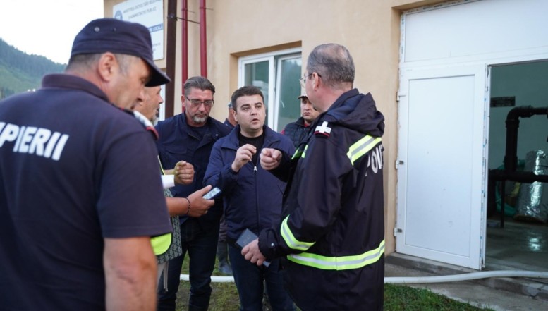 VIDEO. Președintele CJ Suceava, Gheorghe Șoldan, spune că acțiunea propagandistică a suveraniștilor de la Broșteni a provocat oprirea temporară a acțiunii profesioniste de decolmatare a gospodăriilor. „Așteptăm să se elibereze zona de anumiți turiști ca să putem face curat în curți, să-i ajutăm pe oameni”