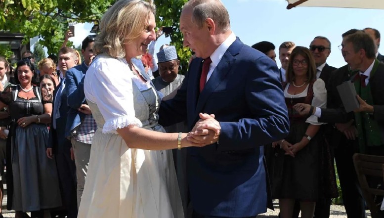 Dănțuitoarea austriacă a lui Putin care a coordonat politica externă a Vienei se ocupă în prezent de promovarea turistică a Rusiei: "Nu am nevoie de Maldive sau de Seychelles. Este mai bine aici!"
