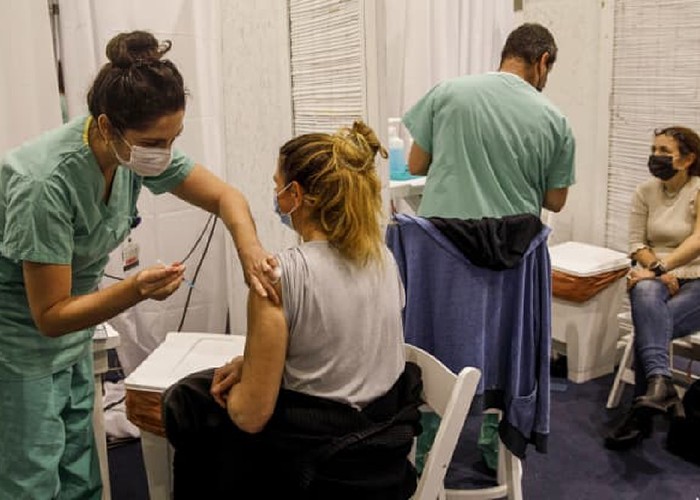 Israelul încearcă să depășească limitele strategiilor sale de luptă împotriva Covid-19. Studii îngrijorătoare privind eficiența vaccinurilor