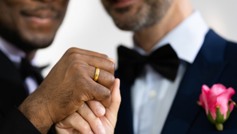 Șefii Bisericii Luterane a Suediei vor că niciun pastor să nu mai refuze cununiile între gay, în timp ce politicienii de dreapta îi invită să își facă biserica lor, pentru astfel de persoane
