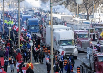 VIDEO. Camionagiii protestatari din Ottawa, Canada, au depășit numeric forțele de ordine și au paralizat capitala / Primarul a declarat stare de urgență