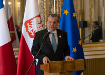 Polonia sancționează, fără menajamente, impostura academică: ambasadorul polonez care a folosit o diplomă falsă de master pentru a avansa în carieră, reținut de autorități