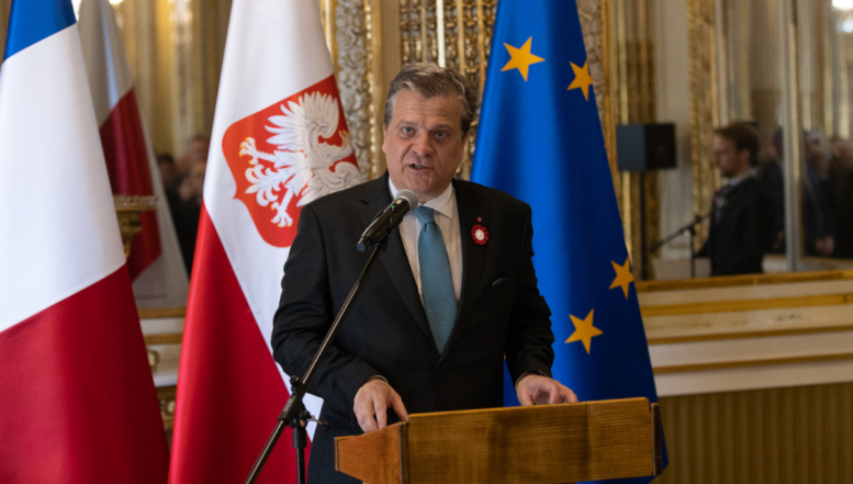 Polonia sancționează, fără menajamente, impostura academică: ambasadorul polonez care a folosit o diplomă falsă de master pentru a avansa în carieră, reținut de autorități