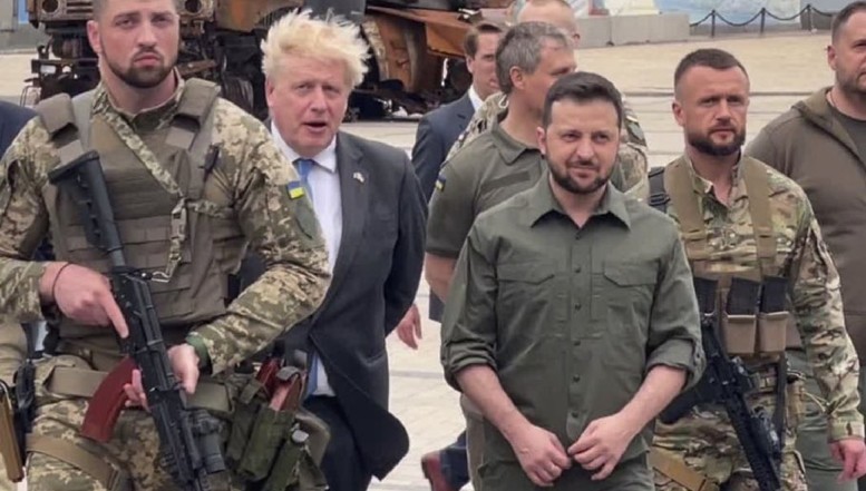 După demisie, primul gând al lui Boris Johnson a fost pentru Ucraina și liderul Zelenski: „Ești un erou, Volodimir. În țara asta toată lumea te iubește!”