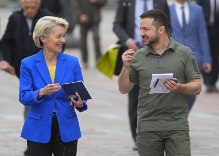 Mesaj plin de ură din partea Rusiei la adresa lui Volodimir Zelenski care a ales să celebreze „Ziua Victoriei” împotriva Germaniei naziste alături de statele occidentale / „Și-a trădat definitiv strămoșii!”