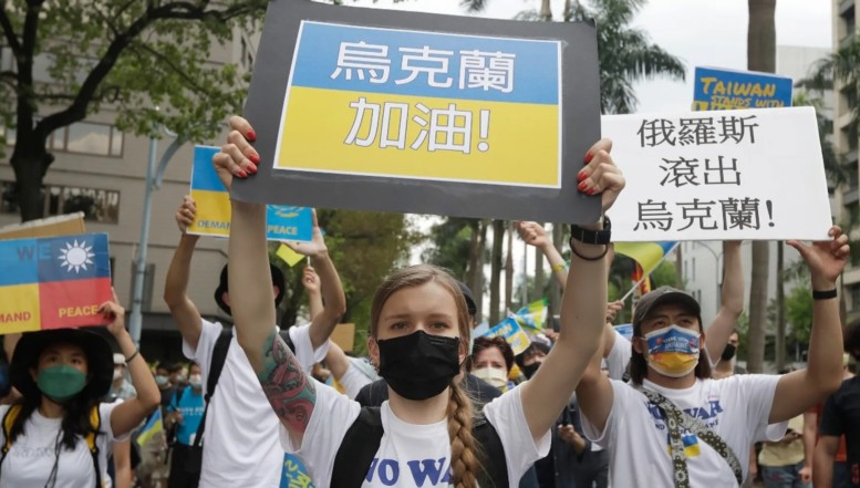 VIDEO Simțind constant amenințarea de la Beijing, taiwanezii au ieșit în stradă pentru a se solidariza cu Ucraina