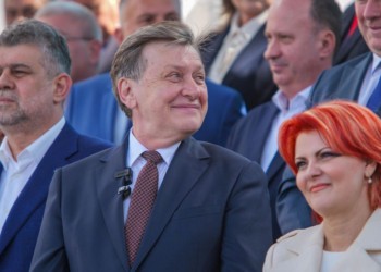 Theodor Paleologu consideră mesajul despre turul doi al lui Crin Antonescu, primit cu urale de PSD și foști turnători la Securitate, drept un refuz de a se poziționa „între democrație și fascism”