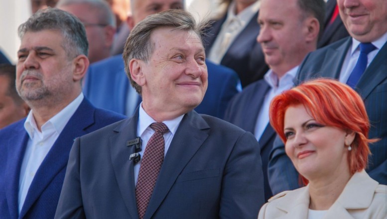 Theodor Paleologu consideră mesajul despre turul doi al lui Crin Antonescu, primit cu urale de PSD și foști turnători la Securitate, drept un refuz de a se poziționa „între democrație și fascism”