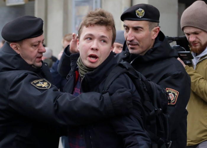UPDATE. Jurnalistul extras din avionul deturnat de regimul dictatorului-terorist Aleksandr Lukașenko riscă să fie condamnat la moarte în Belarus