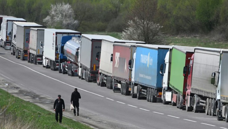 Transportatorii polonezi amenință că vor bloca toate vămile dinspre Ucraina pe o perioadă lungă. Măsura luată de UE care a devenit obiectul unor noi tensiuni între Varșovia și Kiev