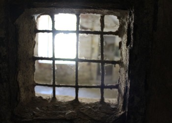 Martiri de Crăciun în temnițele comuniste. Părintele Gherasim Iscu și generalul Ioan Arbore-”Hatmanul” / ”Un miliţian hăcuia trupul generalului cu o bardă şi un topor. (...) Am fugit urmărit de imaginea pe care o văzusem: capul generalului, despicat în patru, cu creierii pe un colţ de masă, stâlciţi de lama toporului”