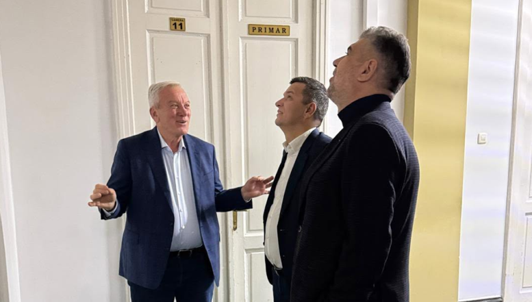 VIDEO Primarul PSD Constantin Toma a dezvăluit în detaliu planul colegilor săi de partid pentru fraudarea alegerilor prezidențiale din 2024. „Am fost chemați la Vila Lac de Paul Stănescu, 33 de organizații. Ni s-a spus: „Trebuie să aduceți voturi”.  Se vorbește că Pieleanu ar fi avut această idee minunată”
