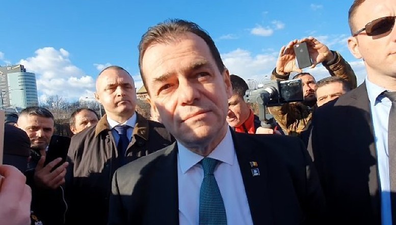 VIDEO Ludovic Orban, în Piața Victoriei: "Cucoș trebuie dat afară din Jandarmerie!" Protestatarii cer înscrierea Roșiei Montane la UNESCO și oprirea defrișărilor ilegale