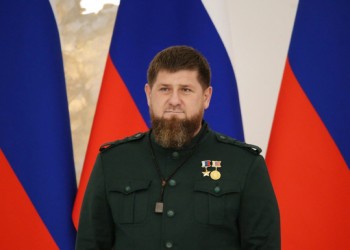 Cecenia, la răscruce: Familia satrapului Kadyrov, dar și cecenii așteaptă, cu sufletul la gură, succesorul acestuia, pe măsură ce starea lui de sănătate se înrăutățește. Moscova nu a numit încă un favorit, dar se știe ce așteaptă de la viitorul șef al Ceceniei