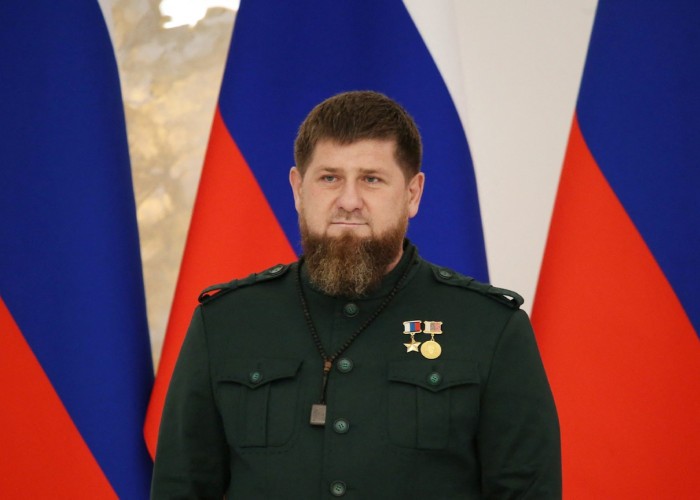 Cecenia, la răscruce: Familia satrapului Kadyrov, dar și cecenii așteaptă, cu sufletul la gură, succesorul acestuia, pe măsură ce starea lui de sănătate se înrăutățește. Moscova nu a numit încă un favorit, dar se știe ce așteaptă de la viitorul șef al Ceceniei