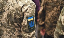 Autoritățile ucrainene au intervenit în forță pentru a destructura, în mai multe regiuni, rețele care îi ajutau pe bărbații ucraineni să se sustragă recrutării militare. Una dintre schemele infracționale presupunea transportarea acestor bărbați în România