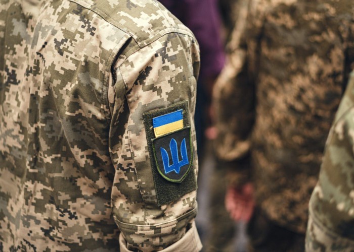 Autoritățile ucrainene au intervenit în forță pentru a destructura, în mai multe regiuni, rețele care îi ajutau pe bărbații ucraineni să se sustragă recrutării militare. Una dintre schemele infracționale presupunea transportarea acestor bărbați în România