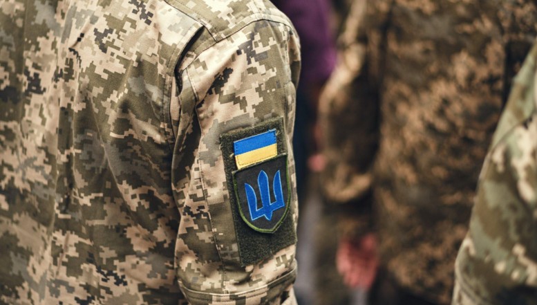 Autoritățile ucrainene au intervenit în forță pentru a destructura, în mai multe regiuni, rețele care îi ajutau pe bărbații ucraineni să se sustragă recrutării militare. Una dintre schemele infracționale presupunea transportarea acestor bărbați în România