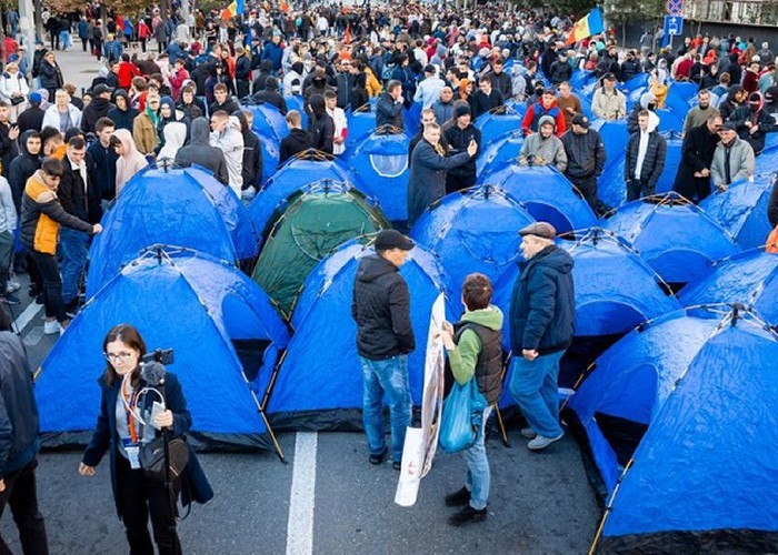 În sfârșit, Poliția a ridicat corturile amplasate de ”protestatarii” plătiți de infractorul rusofil Ilan Șor! ”Protestul” e organizat de FSB-GRU și reprezintă un atentat la securitatea națională a R.Moldova