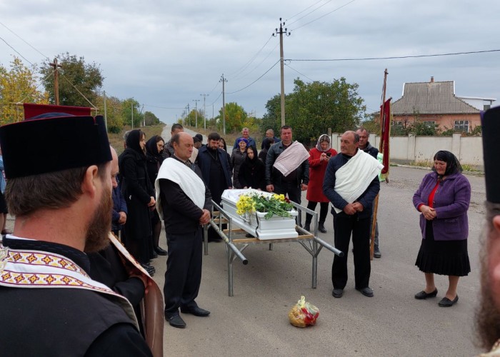 GRUPAJ FOTO Abominabil: un preot rusofil din R.Moldova a refuzat să primească în biserică trupul neînsuflețit al unei românce! Motivul: fiul moartei e preot paroh într-o biserică aflată sub oblăduirea canonică a Mitropoliei Basarabiei. Lupul în sutană a înjurat România