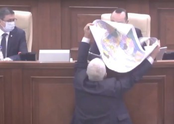 VIDEO Basarabia e România! Un deputat PAS i-a oferit în Parlament rusofilului Batrîncea harta României Mari
