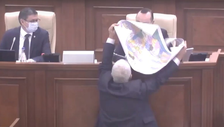 VIDEO Basarabia e România! Un deputat PAS i-a oferit în Parlament rusofilului Batrîncea harta României Mari