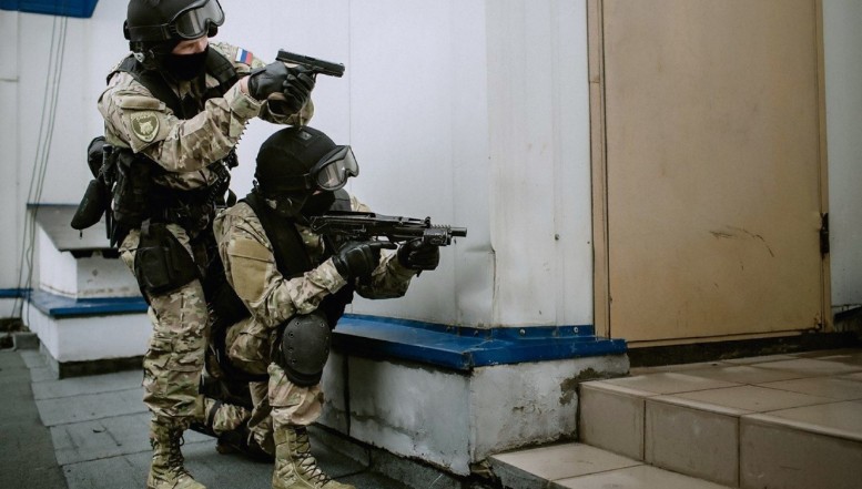 Decizie bizară în Rusia: mai multe instituții ar urma să fie înarmate de pe piața neagră cu pistoale automate Glock, conform unui proiect oficial