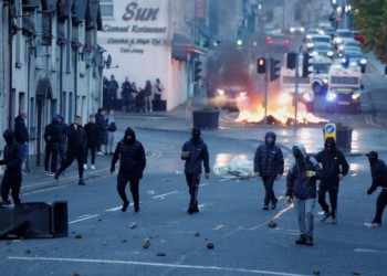 VIDEO. Proteste și violențe ale localnicilor din Irlanda de Nord contra românilor după un presupus viol comis de doi adolescenți romi din Salonta. Autoritățile au condamnat ferm „violențele rasiste” și au promis pedepsirea vinovaților