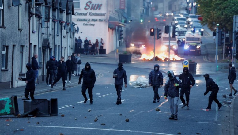 VIDEO. Proteste și violențe ale localnicilor din Irlanda de Nord contra românilor după un presupus viol comis de doi adolescenți romi din Salonta. Autoritățile au condamnat ferm „violențele rasiste” și au promis pedepsirea vinovaților