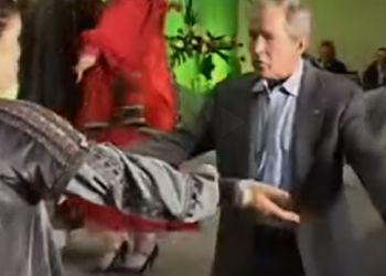 VIDEO George W. Bush, surprins într-o ipostază inedită. Kremlinul publică imagini cu fostul președinte american dansând alături de Putin
