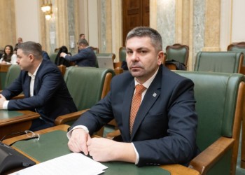 Un senator suveranist din grupul PACE anunță public că nu va vota moțiunea AUR-PSD, considerând că este doar „un instrument” de salvare a PSD și a „sistemului care a distrus România”