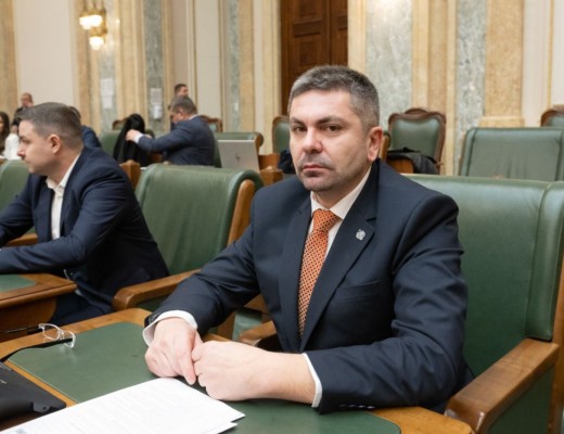 Un senator suveranist din grupul PACE anunță public că nu va vota moțiunea AUR-PSD, considerând că este doar „un instrument” de salvare a PSD și a „sistemului care a distrus România”