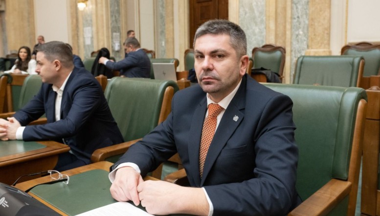 Un senator suveranist din grupul PACE anunță public că nu va vota moțiunea AUR-PSD, considerând că este doar „un instrument” de salvare a PSD și a „sistemului care a distrus România”