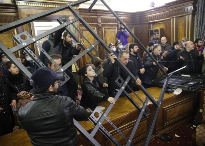 Revoltă violentă la Erevan – armenii au devastat Parlamentul și clădirile guvernamentale, înfuriați de încheierea acordului de pace semnat de premierul  Pashinyan și vor continuarea războiului cu azerii