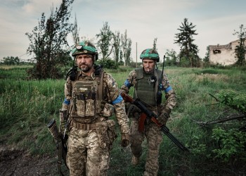 Ucraina își schimbă planurile de luptă pentru a pierde mai puține blindate și alte echipamente militare. Care este însă prețul acestei schimbări de tactică